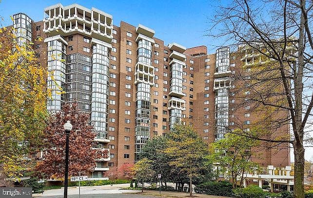 1st image of 1600 N Oak St APT 527