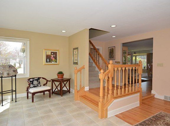 Large Bright Foyer w 2 way staircase