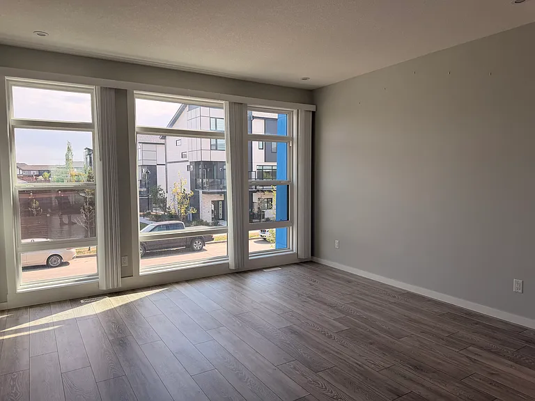 1758 Keene Cres SW — Photo 3
