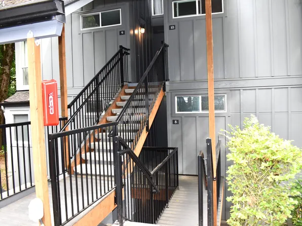 100 Kerr Pkwy APT 8, Lake Oswego, OR 97035