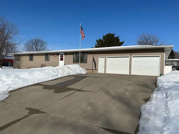 910 E 1st Ave, Neligh, NE 68756