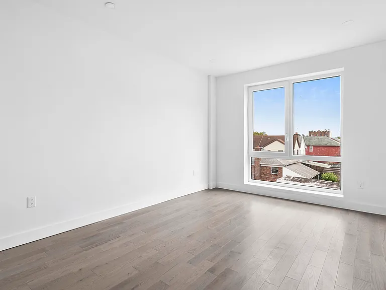 576 Lenox Rd #1R — Photo 3
