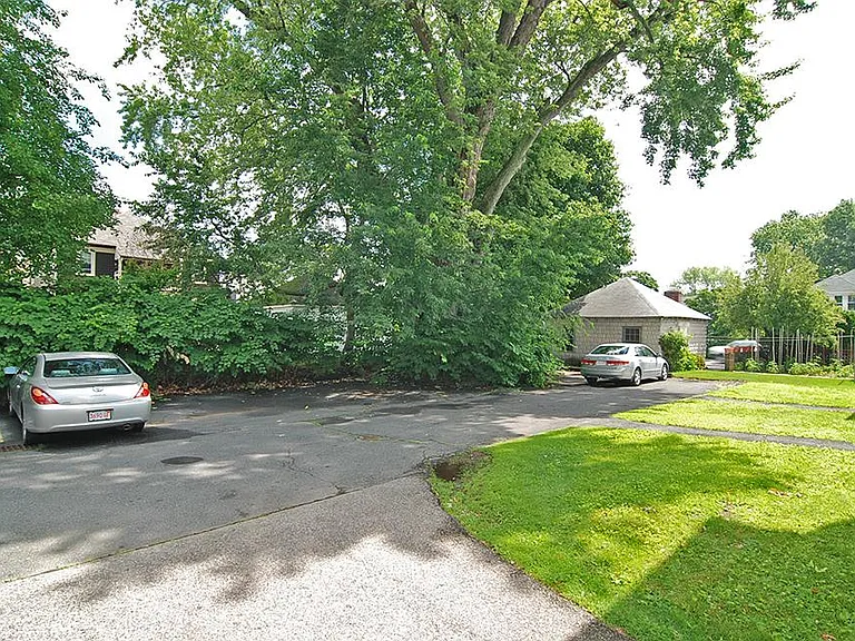 258 Robbins St #B — Photo 9