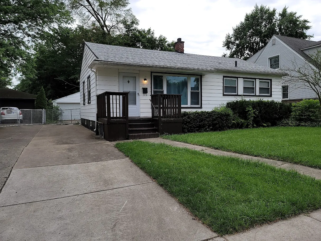 3 bed, 1.5 bath, 1000 sqft, $1,665 — Photo 1
