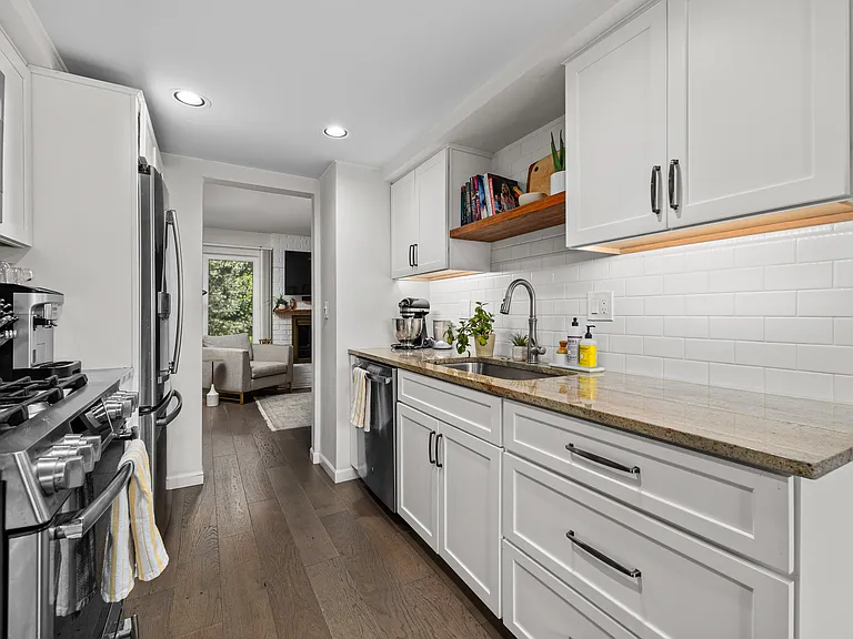 704 Oakbrook Ridge Dr — Photo 10