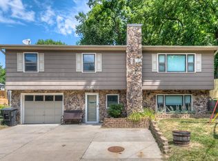 821 Valley Dr, Crescent, IA 51526