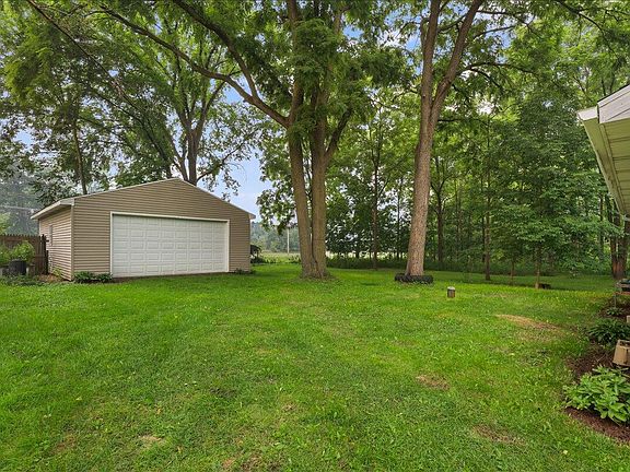 4th image of 1091 Hickory St