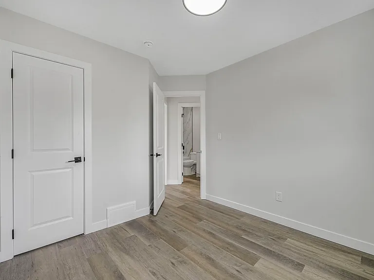 12021 95a St NW — Photo 42