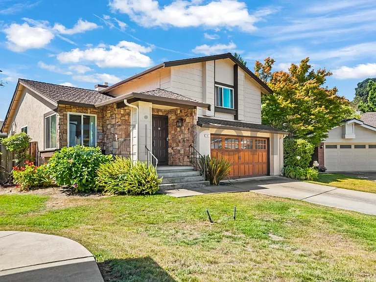 44 Bridlepath Ct — Photo 2