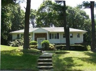 12 Juneau Blvd, Woodbury, NY 11797