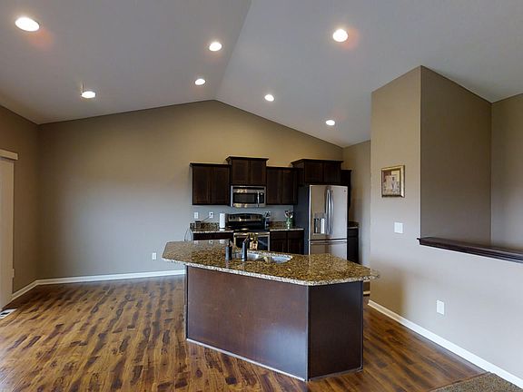 4th image of 854 NW Orchard Dr