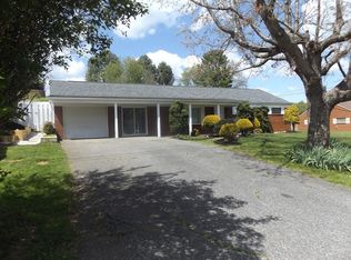 206 Harmon St, Hillsville, VA 24343