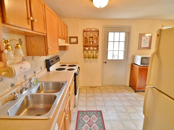 5th image of 15 Meadow Hill Dr
