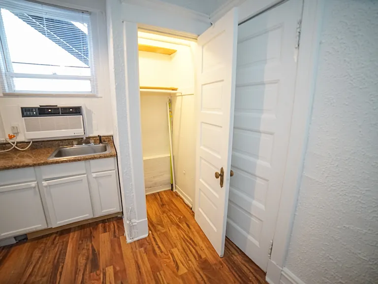 2800 N Pine Grove Ave #8I — Photo 15