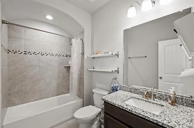 3 bed, 3.0 bath, 3130 sqft, $3,800 — Photo 4