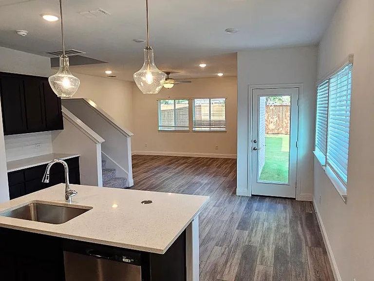 202 Griffith Dr — Photo 3
