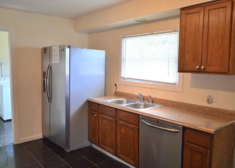 1022 E Colvin St — Photo 4