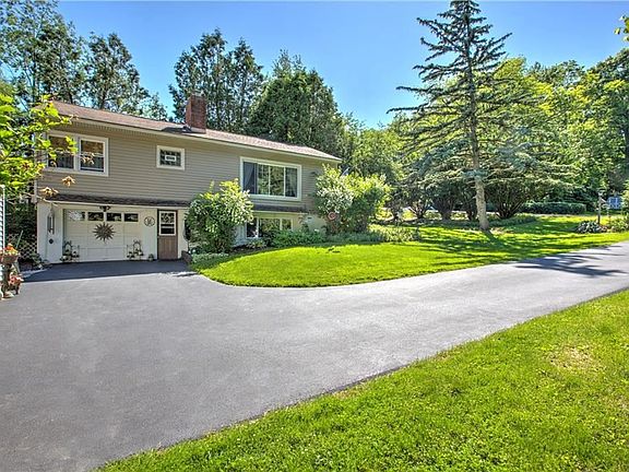 2nd image of 96 Lynbrook Cir