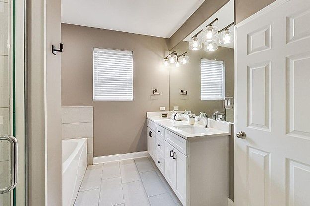 1st image of 6156 S Kenwood Ave Room 3W-2