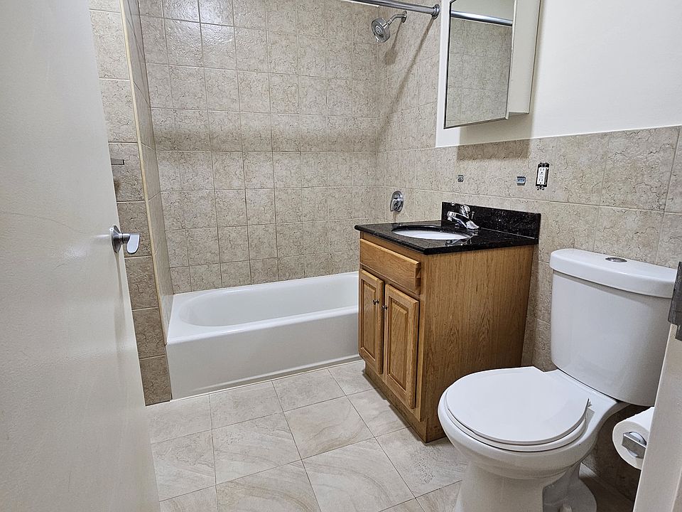 2nd image of 70 Bank St Unit 2D