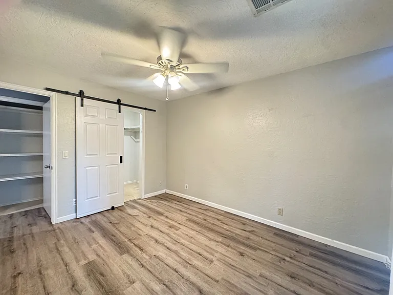 905 Rambling Oaks Dr — Photo 13