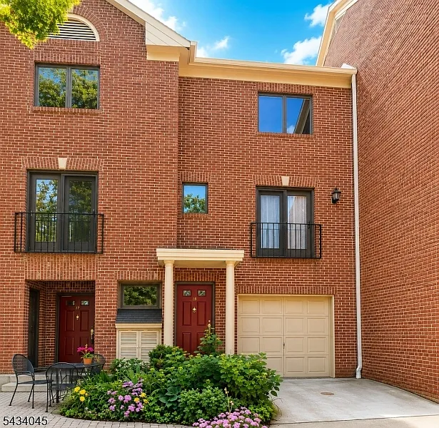18 Mews Ln