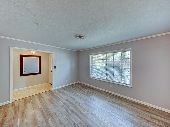 4th image of 10714 Ballantine St