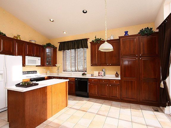 Kitchen and Breakfast Area