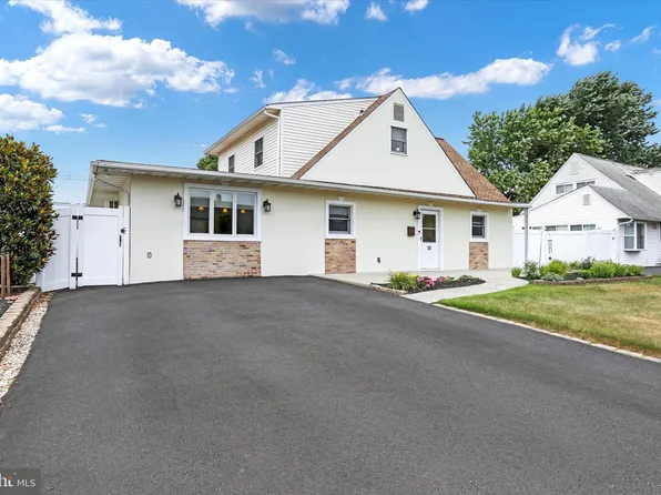 78 N Northturn Ln, Levittown, PA 19054