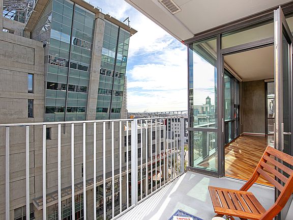 Enjoy coffee on the balcony.