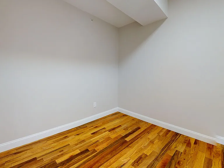 544 Whitney Ave — Photo 9