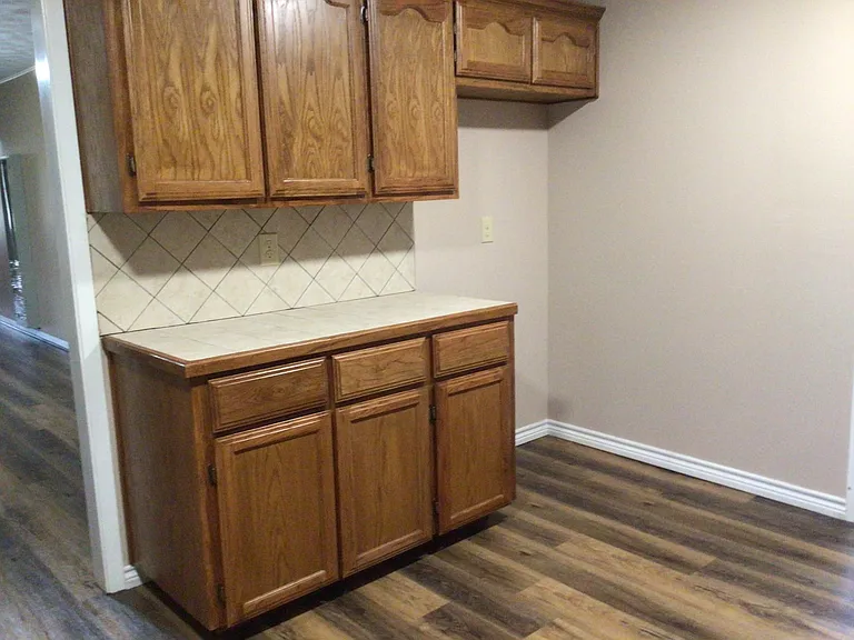 805 Schallert Dr — Photo 4