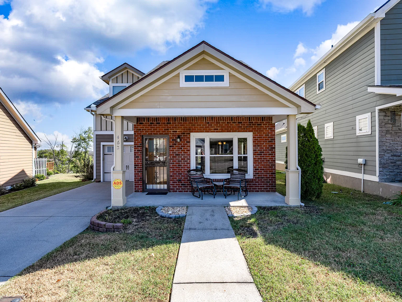 3 bed, 2.5 bath, 1896 sqft, $2,100 — Photo 1
