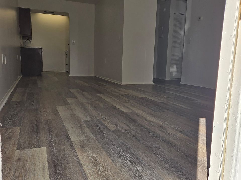 1st image of 425 Domaris Ave