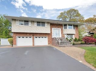 27 Cardinal Ln, Hauppauge, NY 11788
