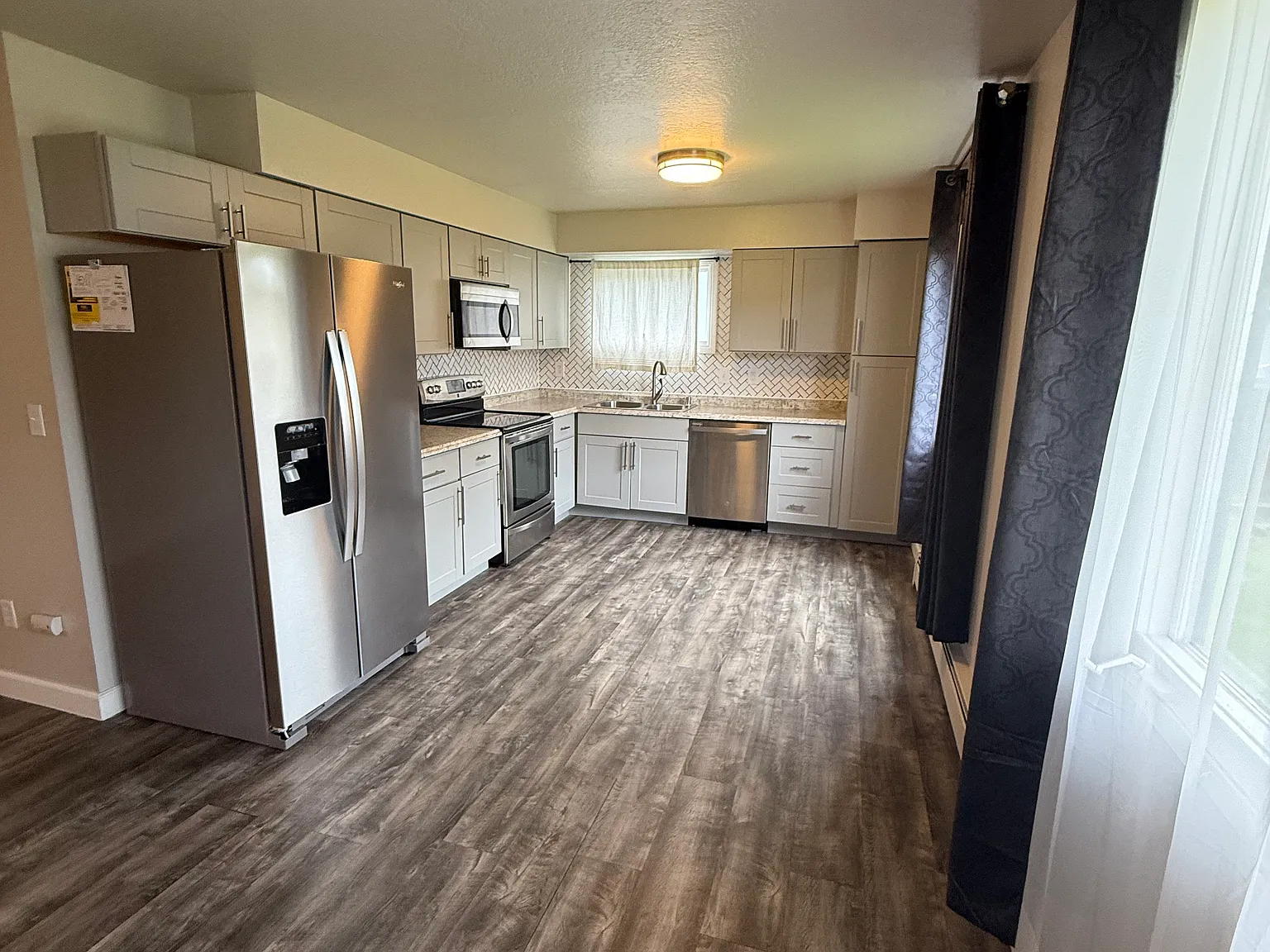 3 bed, 1300 sqft, $2,100 — Photo 2