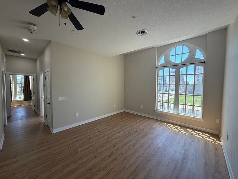 400 N Main St #201 — Photo 4