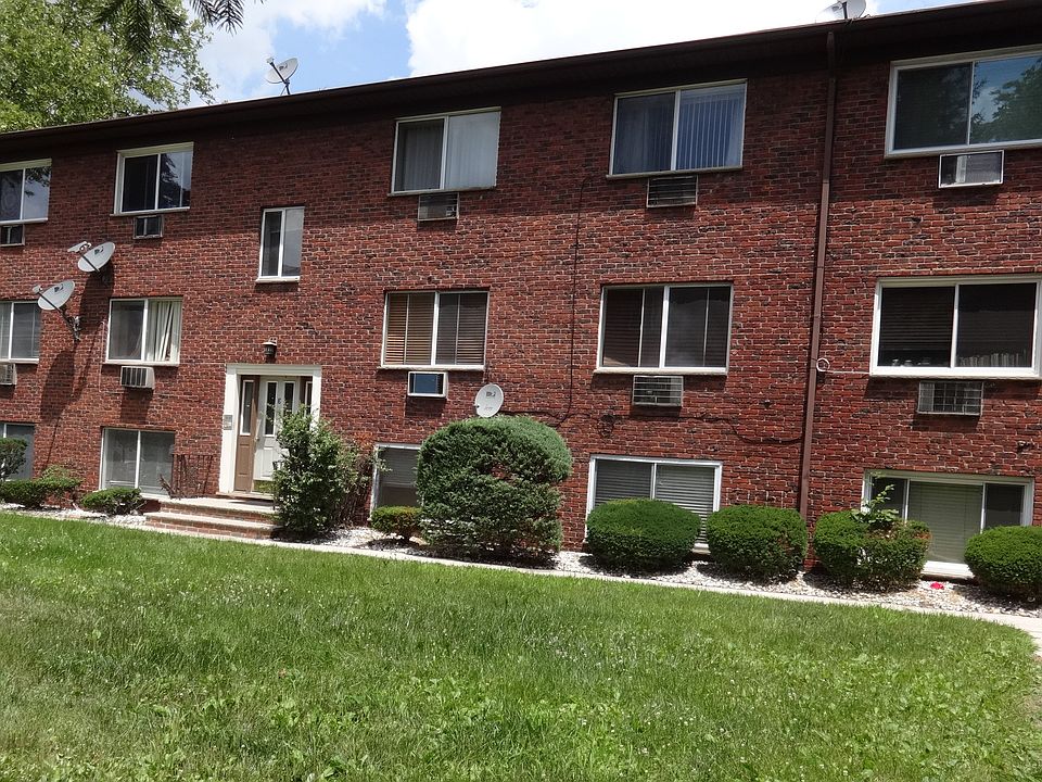 2nd image of 372 Valley St #C4e-24
