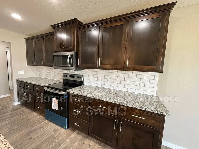 327 Forest Hollow St — Photo 9