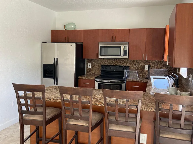 184 Eureka Dr — Photo 1