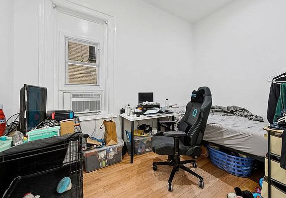 3rd image of 32 Beekman Pl APT 5A