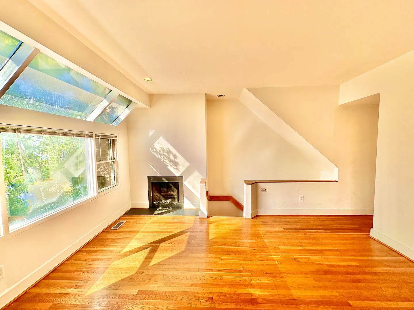 Exciting Dupont 2 bed 1.5 bath 2-level condo on U Street near AdMo w/Patio & W/D — Photo 4