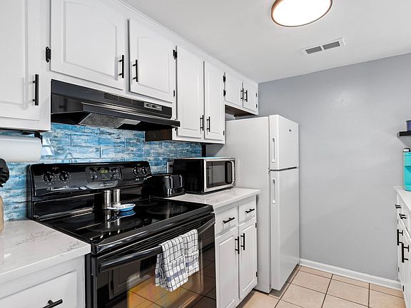 5th image of 1510 Edge Dr APT 2