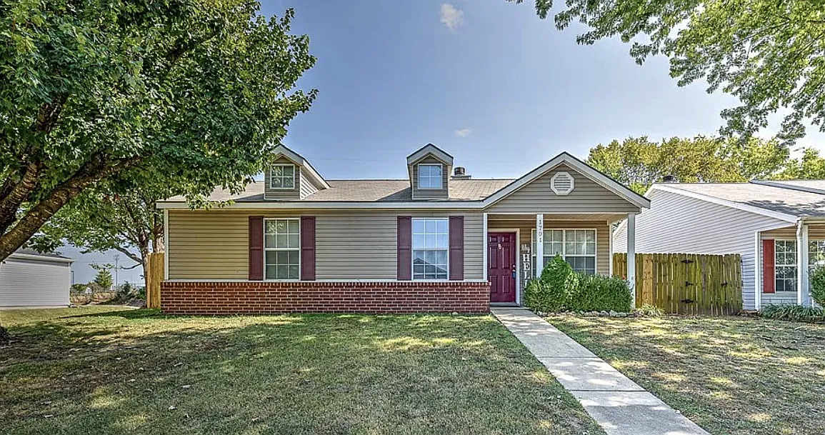 3 bed, 1374 sqft, $1,895 — Photo 1