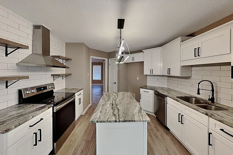 3 bed, 2.0 bath, 1656 sqft, $2,099 — Photo 3