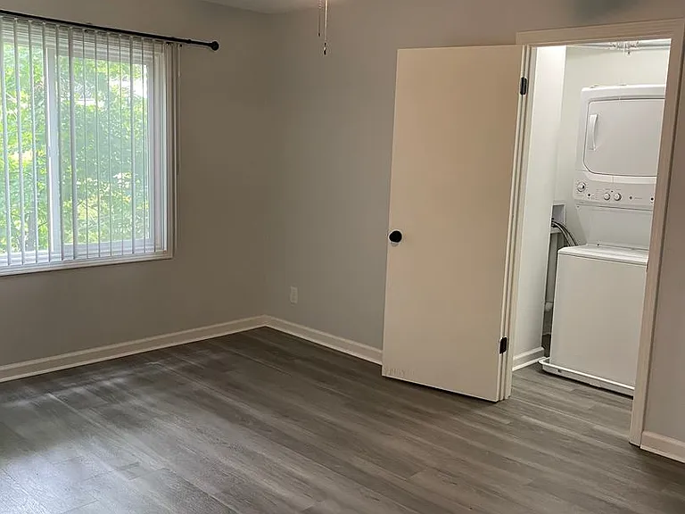 1313 Oakland Rd NE — Photo 6