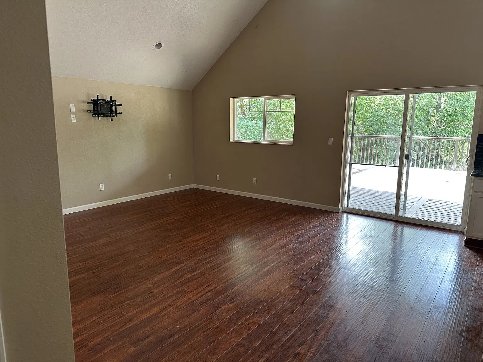 4 bed, 3.0 bath, $2,500 — Photo 2