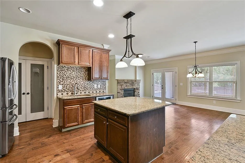 7 bed, 5.5 bath, 4920 sqft, $3,400 — Photo 4