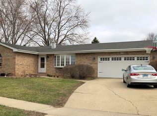 1211 Sunnymeade Dr, Rochelle, IL 61068