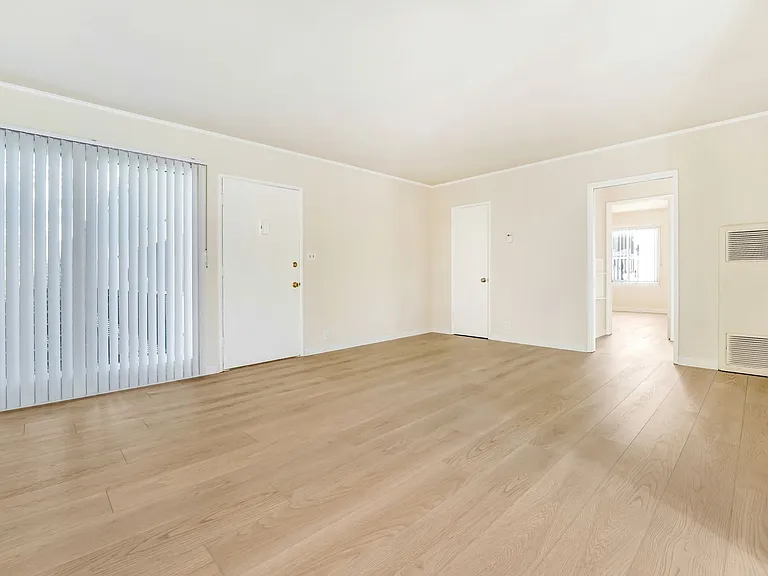 500 California Ave, North of Wilshire in Santa Monica. 5 blocks to the beach — Photo 20